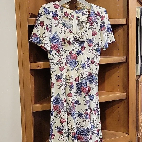 Women's dress - Picture 5 of 5